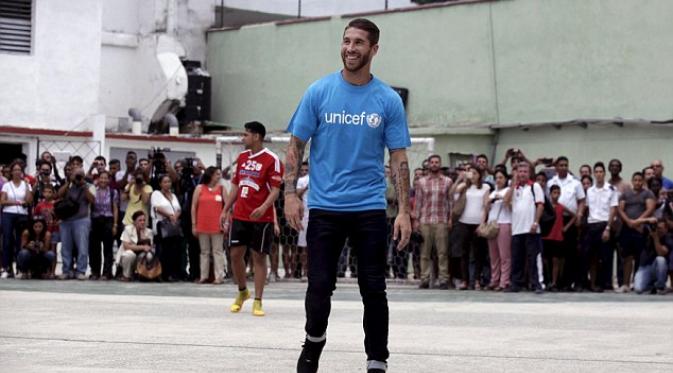 Sergio Ramos bermain sepakbola bersama anak-anak di Kuba. | via: Getty Images