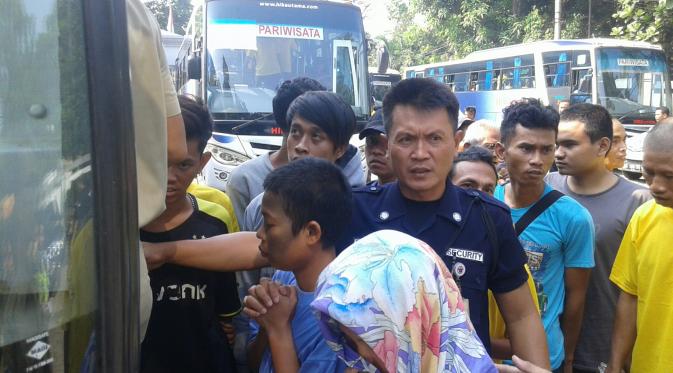 Dinas Sosial Pemprov DKI Jakarta memulangkan gelandangan dan pengemis ke kampung halaman masing-masing. (Liputan6.com/ Audrey Santoso)