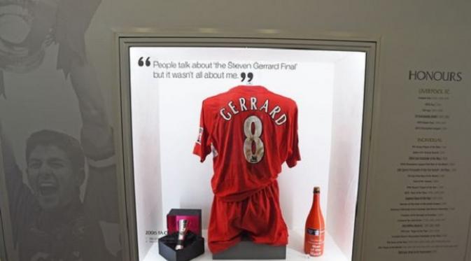 Jersey Steven Gerrard ketika menjuarai FA Cup tahun 2006. (Daily Mirror/Colin Lane)