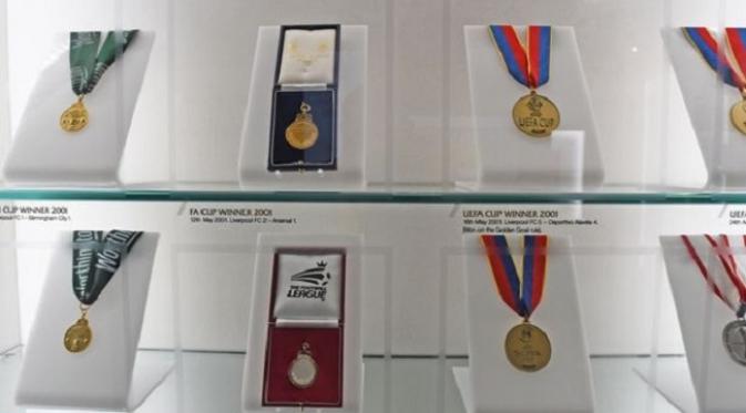 Medali-medali yang diraih Steven Gerrard bersama Liverpool dan timnas Inggris. (Daily Mirror/Colin Lane)