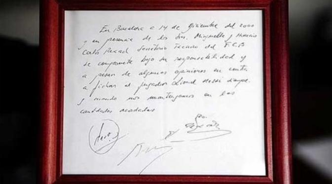 SAPU TANGAN - Kontrak pertama Messi dan Barcelona ditulis di atas sapu tangan. (Yahoosport)