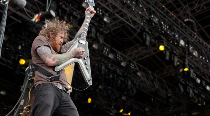 Brent Hinds gitaris Mastodon sedang beraksi di atas panggung. (Giloscope.co.uk)