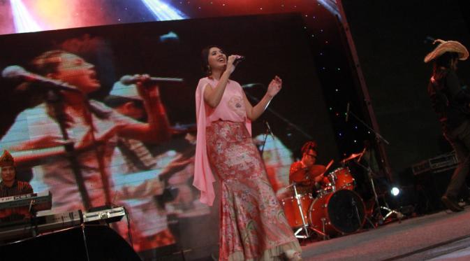 Penyanyi jazz Diah Ayu Lestari tampil di Jakarta Fair Kemayoran. Foto: Puput Puji