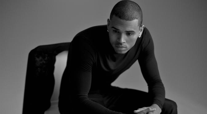 Chris Brown menertawakan tindakan Drake. (via celebrity-numbers.com)