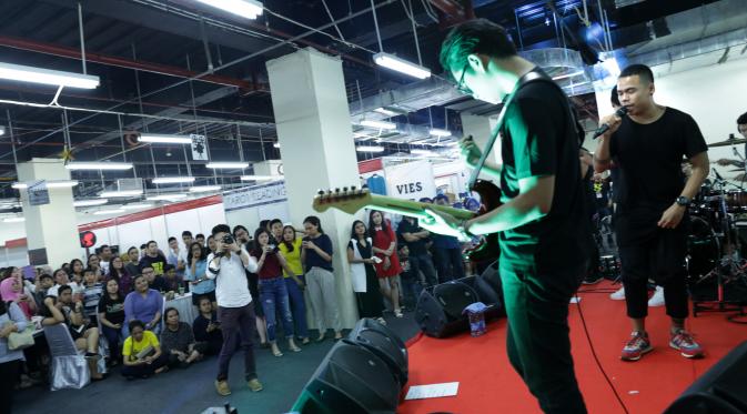 Teza Sumendra berhasil menghangatkan pembukaan acara Broadway Market. (Foto: Galih W. Satria/Bintang.com)