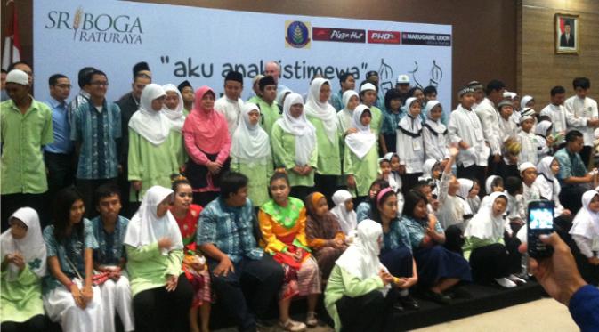 Seluruh anak-anak istimewa saat berfoto bersama pengurus juga dari pihak PT Sriboga Raturaya
