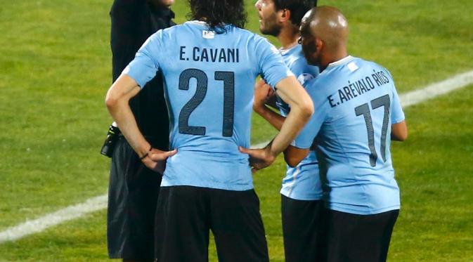 Wasit Sandro Ricci (kiri) memberikan kartu merah ke penyerang Edinson Cavani di perempat final Copa America 2015 di Stadion Nasional di Santiago, Chile, (25/6/2015). Chile melaju ke semifinal usai mengalahkan Uruguay 1-0. (REUTERS/Ricardo Moraes)