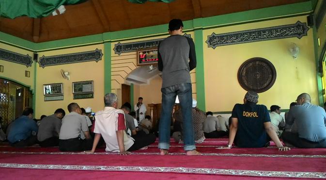 Polisi mendengarkan siraman rohani dari ustaz (Liputan6.com/Atem Allatif)