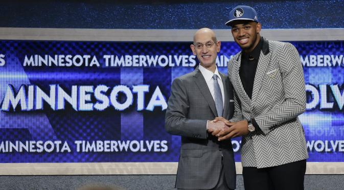 Komisioner NBA, David Silver, menyalami Karl-Anthony Towns (kanan), yang dipilih Minnesota Timberwolves sebagai rookie pertama yang resmi masuk ke pentas NBA melalui NBA Draft 2015 di New York, Amerika Serikat, Jumat (26/6/2015).(AP/Julie Jacobson)