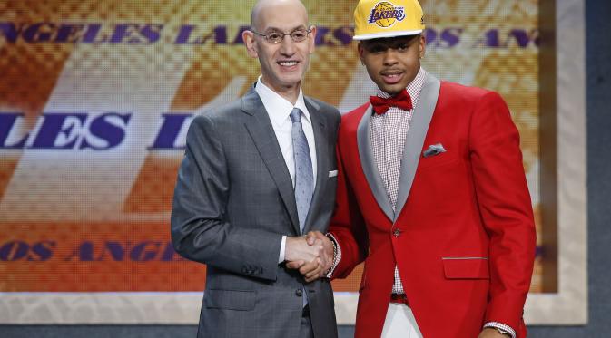 Komisioner NBA, David Silver, menyalami D'Angelo Russell (kanan), yang dipilih Los Angeles Lakers sebagai rookie kedua yang resmi masuk ke pentas NBA melalui NBA Draft 2015 di New York, Amerika Serikat, Jumat (26/6/2015).(AP/Kathy Willens)