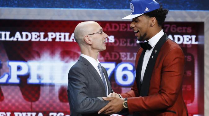 Komisioner NBA, David Silver, menyalami Jahlil Okafor (kanan), yang dipilih Philadelphia 76ers sebagai rookie ketiga yang resmi masuk ke pentas NBA melalui NBA Draft 2015 di New York, Amerika Serikat, Jumat (26/6/2015).(AP/Julie Jacobson)