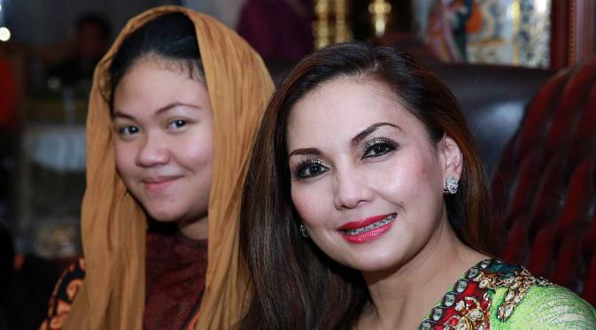 Nia Daniati bersama putrinya, Olivia Nathania alias Oi. (Deki Prayoga/Bintang.com)