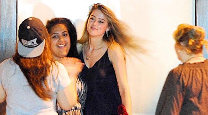 Amber Heard foto bareng dengan penggemarnya