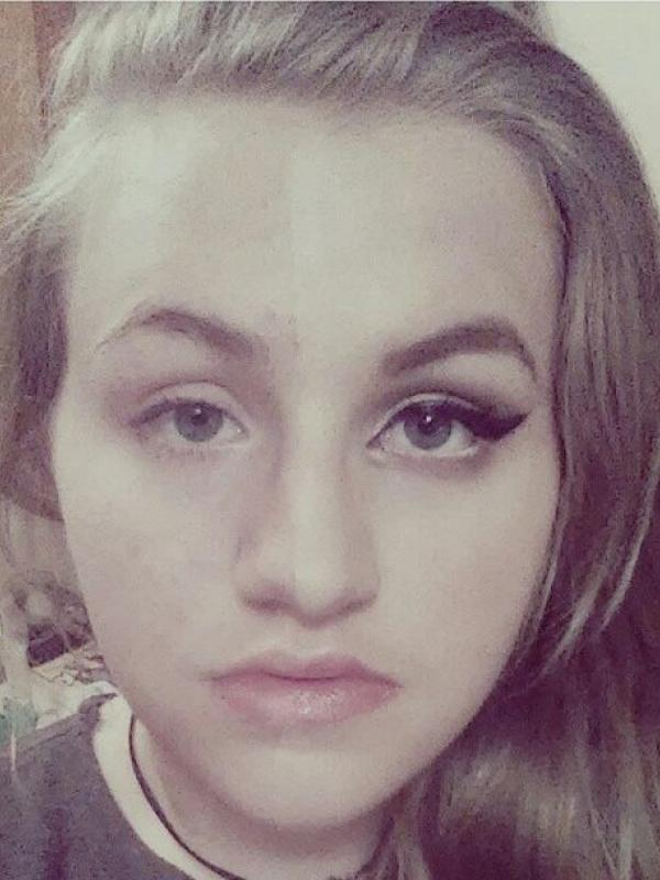 Half Makeup Selfie. | via: instagram.com