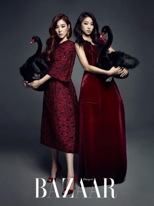 Bora `SISTAR` dan Tiffany `Girls Generation` saat sesi pemotretan majalah fesyen.