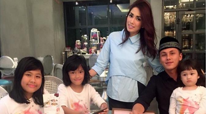 Ussy Sulistiawaty dan Andhika Pratama bersama tiga orang putri [Foto: Instagram]