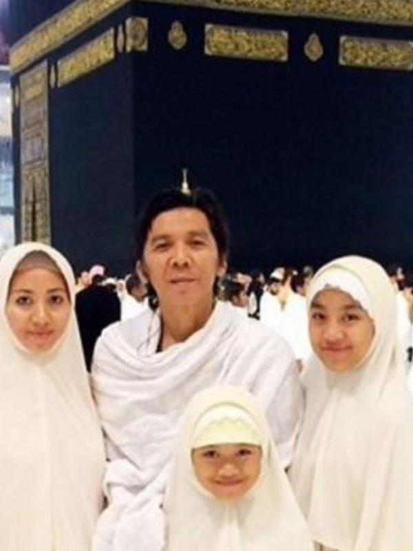 Bimbim dan keluarganya saat umrah (Instagram)