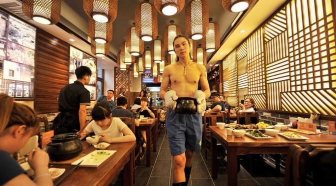 Restoran bubur yang para pelayan wanita mengenakan bikini. (Shanghaiist)