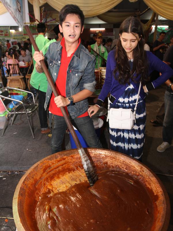 Cassandra Lee dan Randy Martin ngabuburit dan malam mingguan di Jakarta Fair Kemayoran (JFK) 2015 (via istimewa)