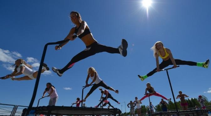 Peserta berpartisipasi dalam latihan fitnes saat berlangsung Festival Velo Picnic Open Air di Minsk, Belarus. (27/6). (AFP PHOTO/MAXIM MALINOVSKY)