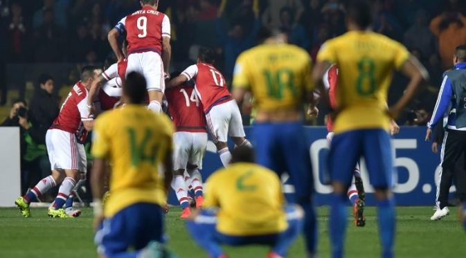 Brasil cuma bisa tertunduk saat Paraguay mengandaskan mereka di adu penalti. (AFP/YURI CORTEZ)