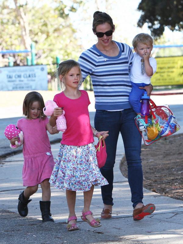 Jennifer Garner bersama tiga anaknya, Violet, Seraphina dan Samuel.