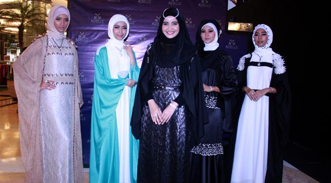 Zaskia Sungkar dengan baju muslim rancangannya