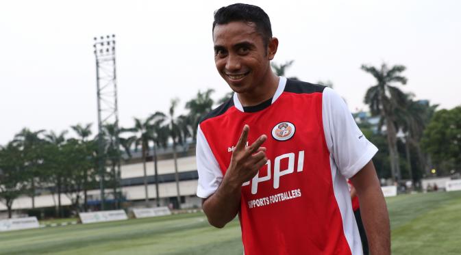 TAMPIL - Firman Utina tampil di laga amal Trofeo Charity Match #AlfinBisa. (Bola.com/Arief Bagus)