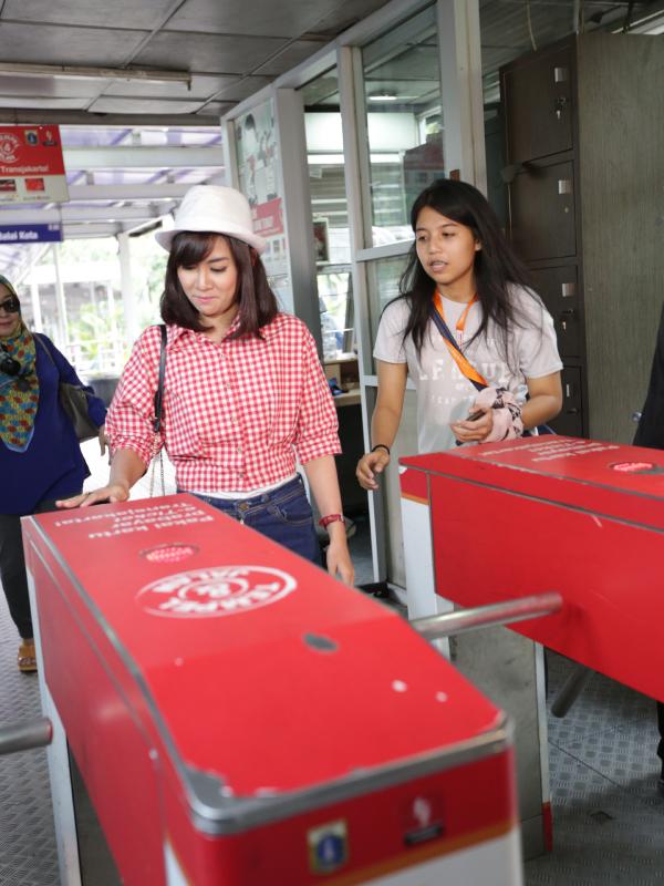 Keseruan Anisa Rahma Mengunjungi Jakarta Fair Kemayoran. (Nizar.Zulmi/Bintang.com)