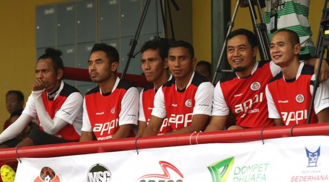 Gendut Doni (kedua dari kanan), masuk daftar pesepak bola Indonesia yang memiliki nama unik.(Bola.com/Arief Bagus)