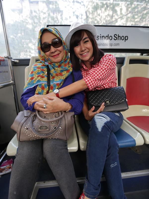 Anisa dan Mama nikmati sensasi jalan-jalan ke Jakarta Fair Kemayoran naik Busway (Nizar Zulmi/Bintang.com)