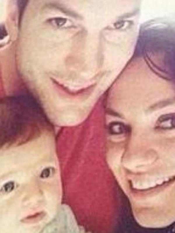 Ashton Kutcher dan Mila Kunis saat menggendong putri pertama mereka, Wyatt.