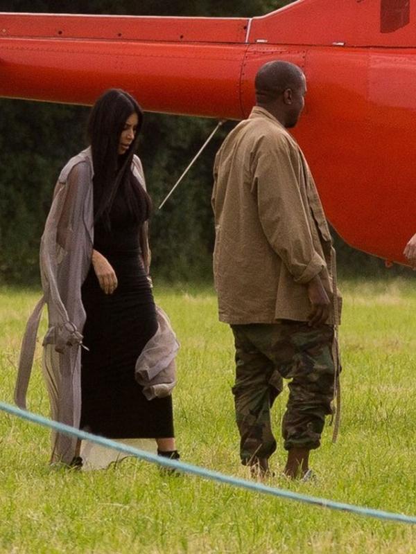 Kim Kardashian dan Kanye West (via buzzfeed)