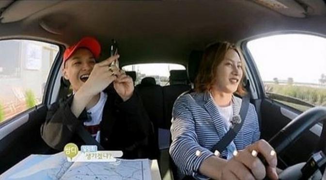 Heechul bersama Simon D saat menikmati perjalanan ke Pulau Jeju dengan mengendarai mobil.