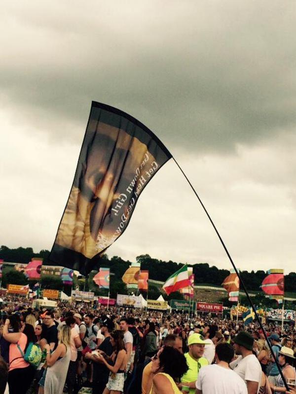 Foto bendera besar Kim Kardashian yang berkibar di Glastonbury. (foto: mirror.co.uk)