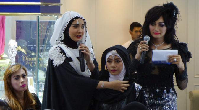 Aksi Zaskia Sungkar saat mendemokan tutorial hijab (Ruswanto/Bintang.com)