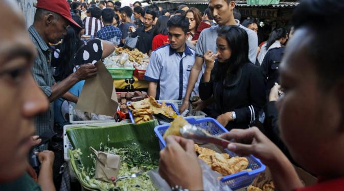 Pasar takjil menjual Iftar di distrik bisnis utama di Jakarta, Indonesia