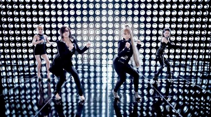 2NE1 dalam videoklip I Am the Best yang dianggap banyak menampilkan simbol Illuminati.