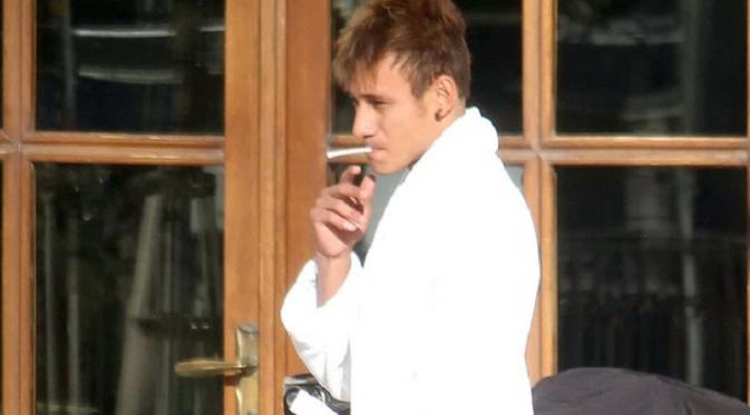Apakah benar Neymar tertangkap merokok?