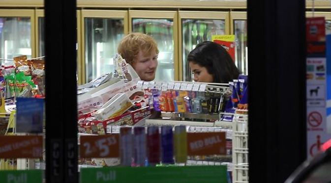 Selena Gomez tampak menghindari dari Justin Bieber dengan menggandeng Ed Sheeran pulang bersamanya. (foto: mirror.co.uk)