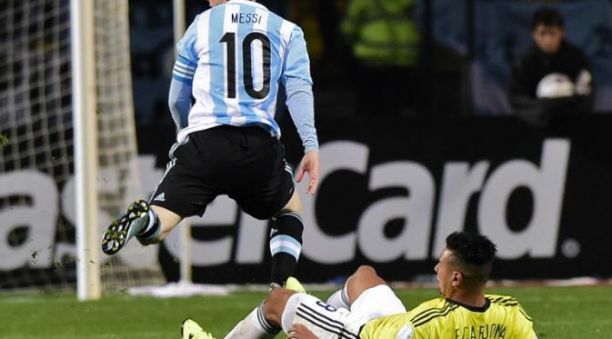 Permainan kasar pemain Kolombia terhadap Lionel Messi dianggap biasa (LUIS ACOSTA / AFP)
