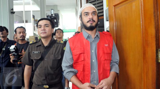 Rio Reifan (kanan) dikawal petugas menuju ruang sidang untuk menjalani sidang lanjutan kasus narkoba di PN Jakarta Selatan, Senin (29/6/2015). Rio ditangkap pada 8 Januari lalu di dekat Apartemen Kalibata City, Jaksel. (Liputan6.com/Panji Diksana)