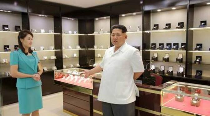 Kim Jong-Un didampingi istrinya meninjau bandara udara baru. (KCNA)