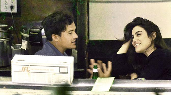 Orlando Bloom dan Luisa Moraes terlihat asyik menghabiskan waktu bersama. (foto: dailymail)