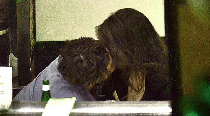 Orlando Bloom dan Luisa Moraes berciuman di depan umum. (foto: dailymail)