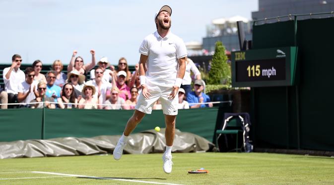 Liam Broady meluapkan emosinya usai memenangi pertarungan dramatis atas Marinko Matosevic di laga debutnya di Wimbledon 2015, Senin (29/6).