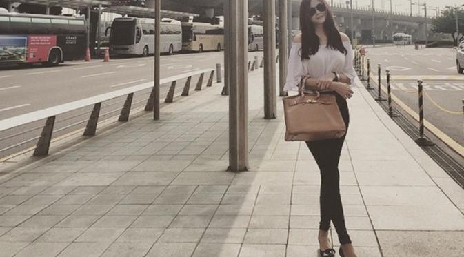 Aura Kasih saat menikmati perjalanannya ke Korea [Foto: Instagram]