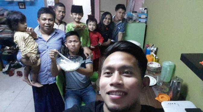 Andik Vermansah selfie bareng warga Indonesia yang bekerja di Malaysia saat buka puasa. (istimewa)