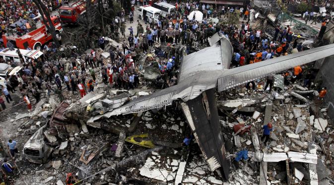Pesawat Hercules C-130 dengan nomor A-1310 jatuh di Medan, Selasa (30/6/2015). Burung besi buatan Lockheed Martin itu jatuh menimpa pemukiman warga dan memicu kebakaran. (Reuters/Roni Bintang)