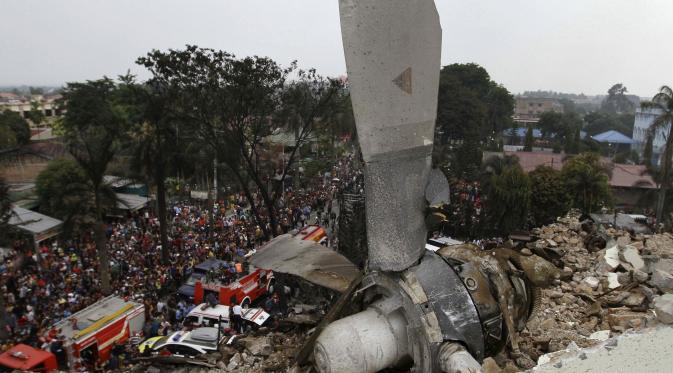 Kondisi Pesawat Hercules KC-130 yang  jatuh di Medan, Selasa (30/6/2015). Ratusan orang berkerumun untuk melihat sisa puing pesawat tersebut. (Reuters/Roni Bintang)